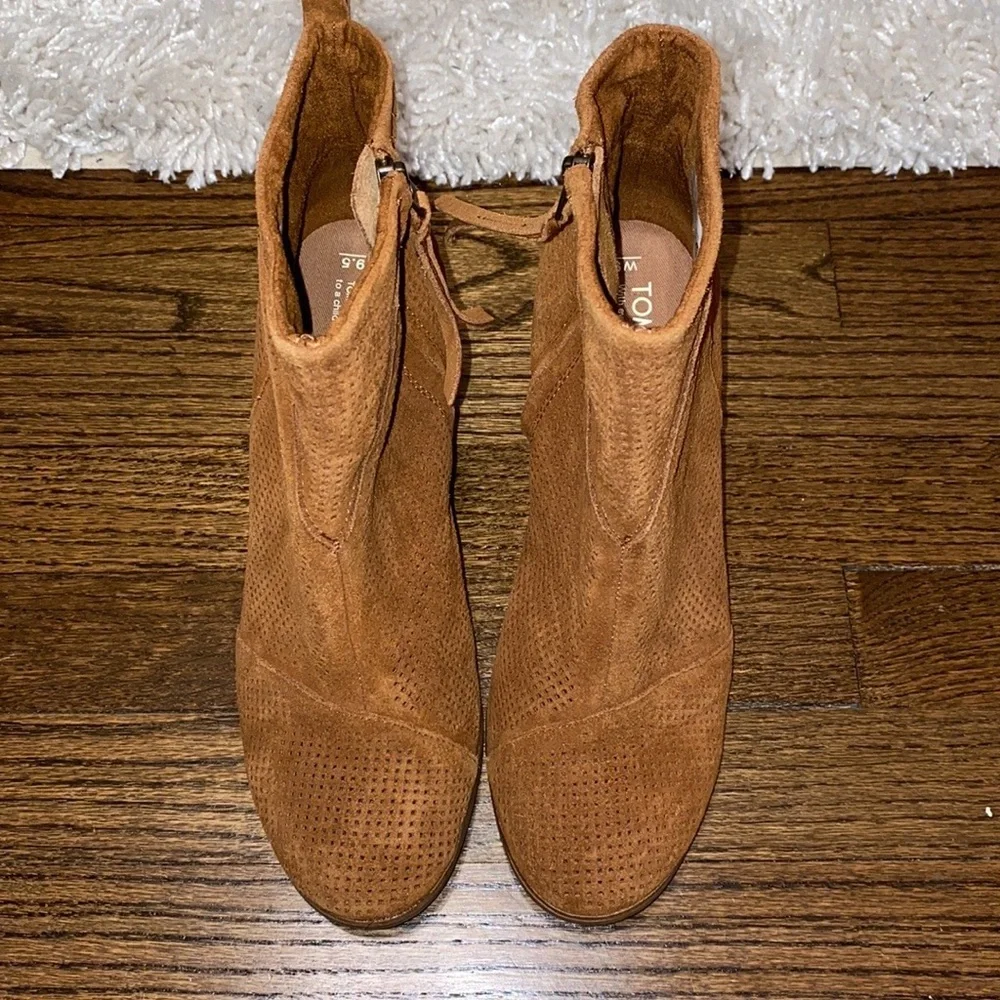 Toms Lunata Cinnamon Brown Suede Perforated Block Heel Ankle Booties Size 9.5